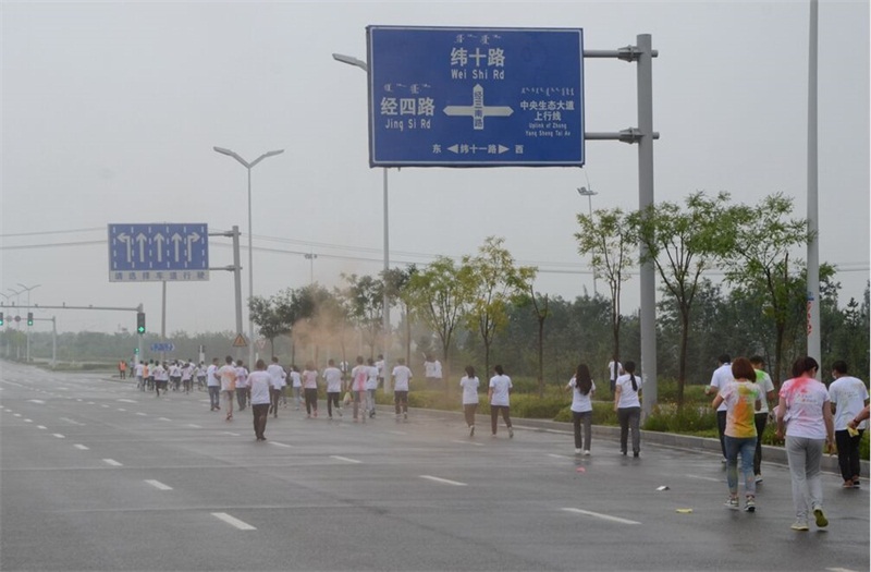 本次彩虹跑路線為環(huán)繞空港物流園區(qū)一周，全程約5公里。寬敞的大道上，大家你追我趕、歡聲笑語(yǔ)籠罩在物流園區(qū)上空，潮濕的陰雨天助力運(yùn)動(dòng)健兒們一路向前。